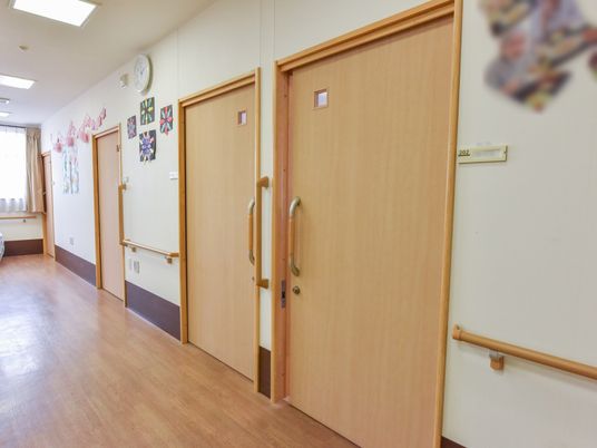明るい廊下の居室入口