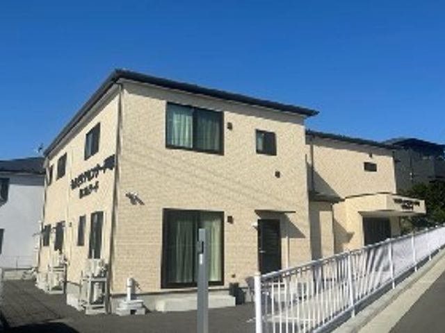明るい建物の外観 外観 日差しが差し込む明るい建物です。親しみやすい雰囲気を感じながら、業務を始められます。
