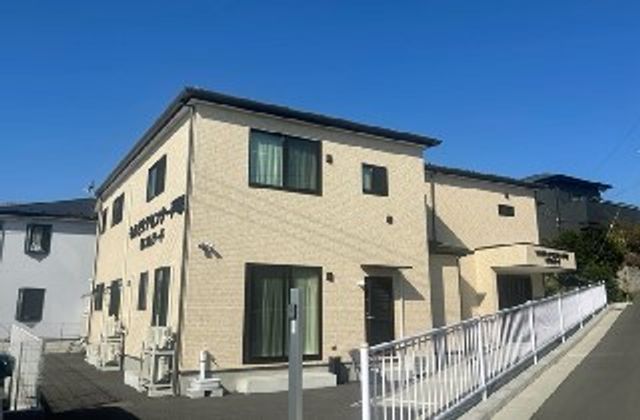 明るい建物の外観 外観 日差しが差し込む明るい建物です。親しみやすい雰囲気を感じながら、業務を始められます。
