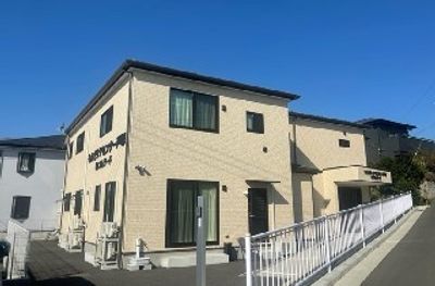 明るい建物の外観