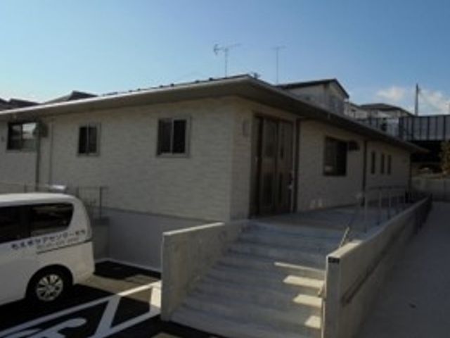 外観の様子 外観   建物の外観は、明るい陽射しが届く開放的なデザインです。駐車スペースも完備されています。