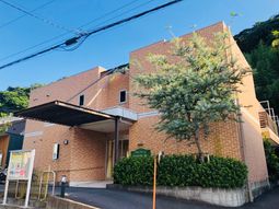 緑豊かな建物エントランス