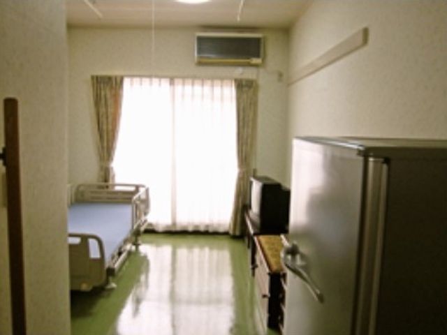 居室内の明るい空間 居室 ゆったりとした居室では、窓から自然光が差し込み、温かみのある雰囲気を感じていただけます。備え付けの冷蔵庫も便利です。