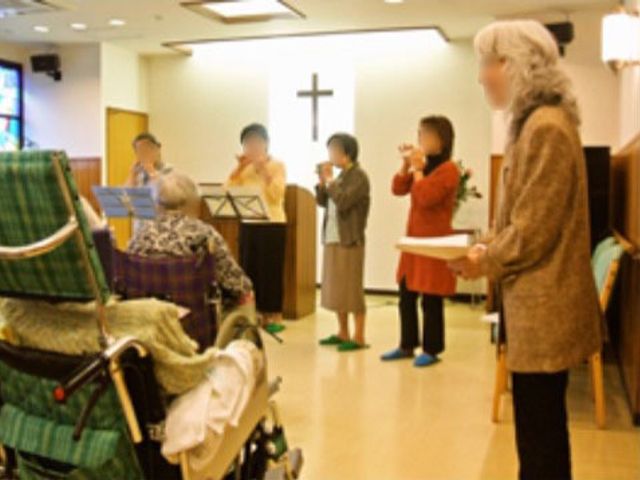 礼拝の様子表現集会 礼拝 ゆったりとしたスペースで開かれる、心温まる礼拝のひととき。利用者の皆さまが心を込めて歌声を響かせています。