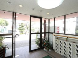 エントランスの明るい風景