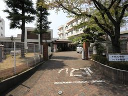 施設外観と入口