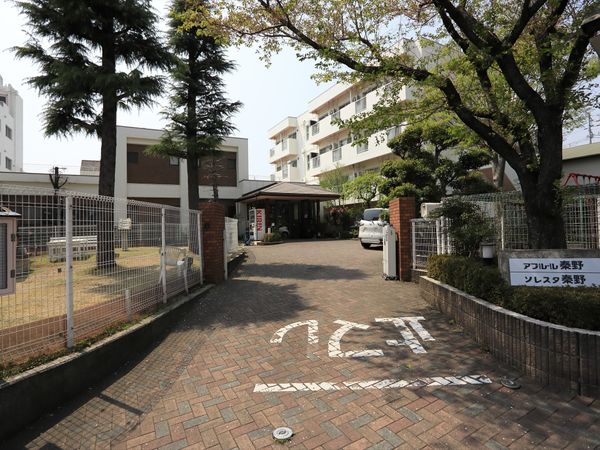 施設外観と入口