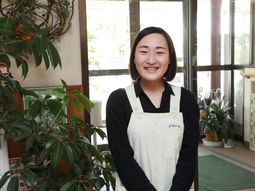 笑顔のスタッフ立っている