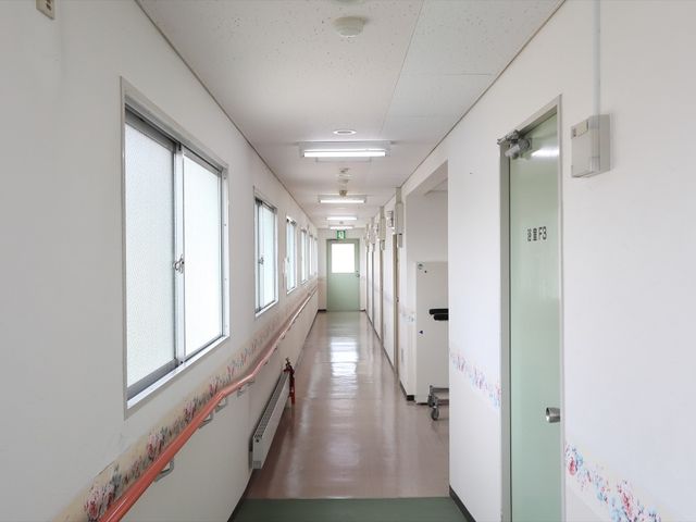 清潔感のある廊下 通路 手すりが設けられた明るく清潔な通路です。安全に配慮された設計で、作業効率も向上が期待できます。