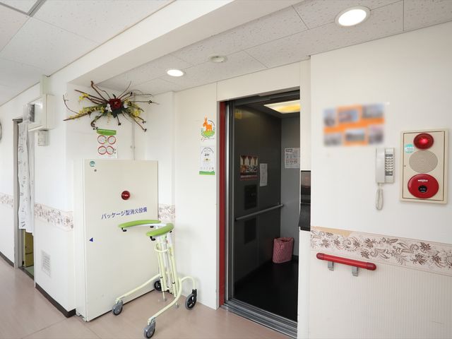 廊下と手すりのある出入口 エレベーター 手すり付きの出入口が見える廊下で、安全に配慮されたつくりとなっており、働く環境もサポート体制が整っています。