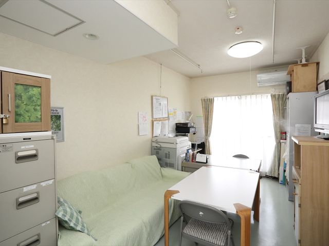 清潔感のある居室 事務室 機能的な家具と明るい窓辺が特徴的な居室です。自分のペースで快適に過ごすことができる空間となっています。