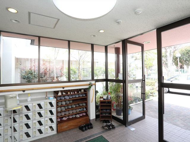 明るいエントランスの風景 玄関 広くて明るいエントランスです。ゆったりとした開放感のある空間で、来訪者を迎え入れています。