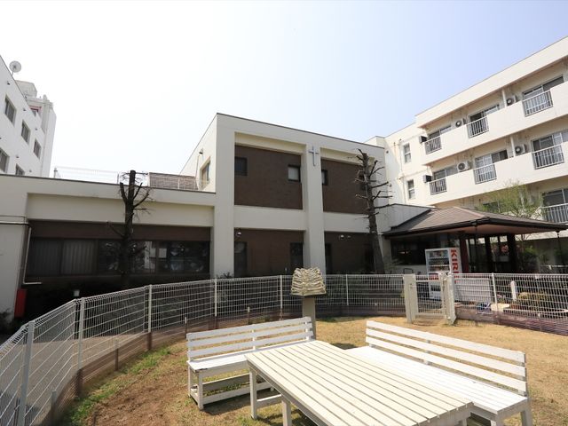 快適な中庭 中庭 日差しが心地よい中庭で、のんびりとしたひとときを過ごすことができます。ベンチでの読書や会話が楽しめる空間です。