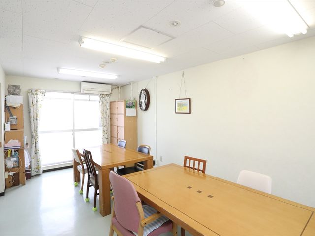 明るい居室の風景 食堂 清潔感のあふれる居室で、日々のちょっとした息抜きやコミュニケーションを楽しめる空間となっております。自然光が入る窓際には、ゆったりとした時間が流れています。
