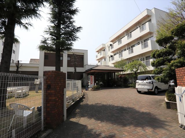 入口と外観の施設 外観 広々としたエントランスが迎える明るい外観です。手入れされた緑が心地よい環境を演出しています。