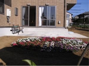 きれいな花壇のある中庭