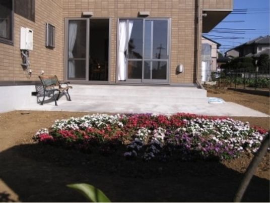 きれいな花壇のある中庭