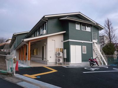 落ち着いた外観の施設