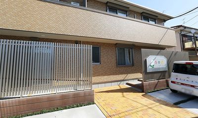 ベージュ壁の建物外観