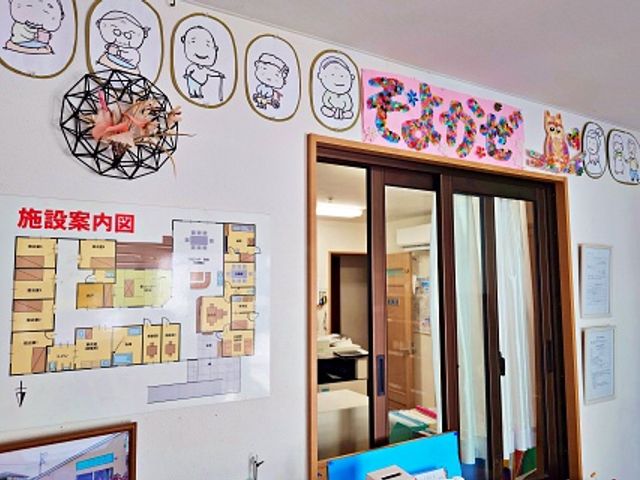 ゆったりとした掲示物の廊下 廊下 壁に飾られたイラストや掲示物が、明るく和やかな雰囲気を演出している廊下です。
