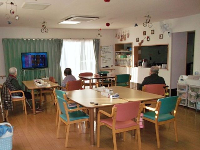 ゆったりとしたダイニングルーム ダイニングルーム 広々としたダイニングルームでは、利用者の方々が心地よく食事や会話を楽しんでいます。