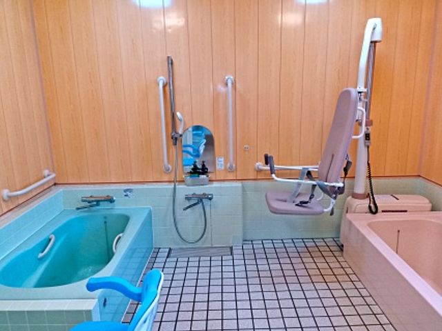 安全な浴室設備 浴室 手すり付きで安全性が確保された広々とした浴室です。快適な入浴が支援される設計になっています。