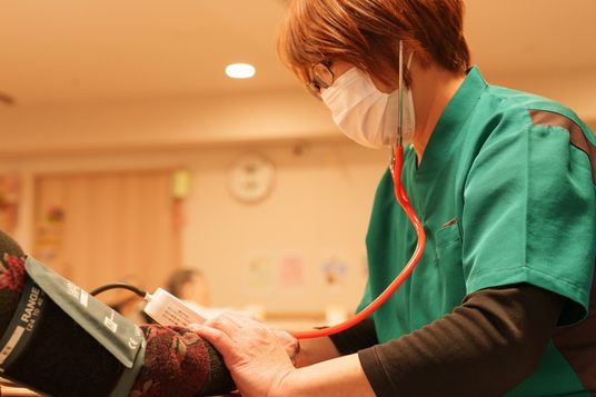 介護中の看護師