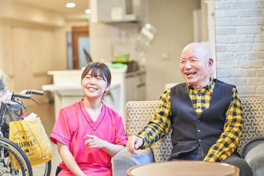 笑顔のスタッフと利用者の室内