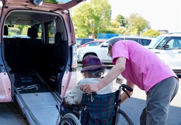 車いすの方を介助者が補助する様子