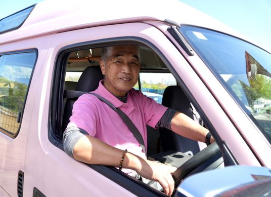 笑顔の運転手が見える車