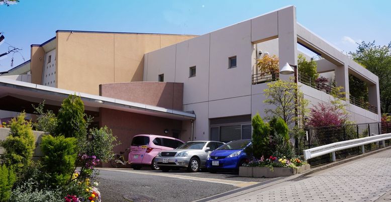 駐車場のある建物外観