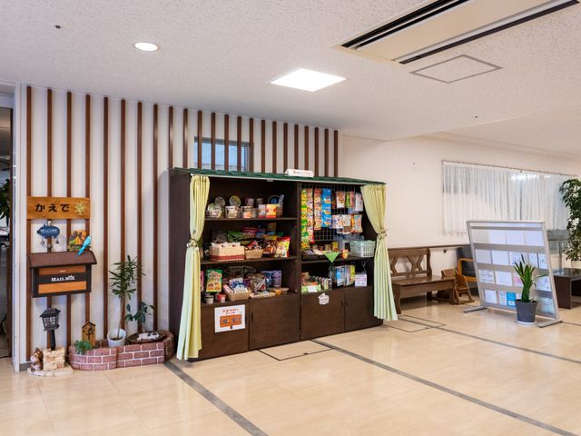 休憩スペース 内観 屋内の休憩スペースでは、自由に利用できる飲食物が揃っています。施設の雰囲気を感じ取れます。