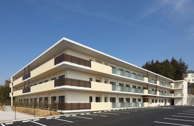 広々した外観の施設