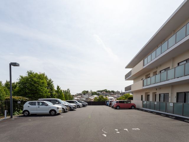 広々とした駐車場 外観 建物に隣接した広々とした駐車スペースです。安心して車を駐めていただけます。