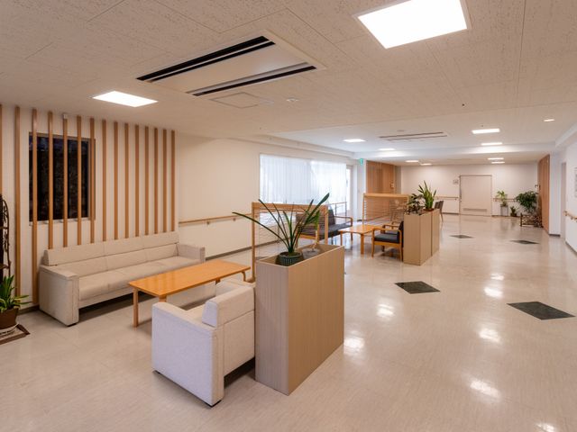 落ち着いた雰囲気のロビー ロビー 落ち着いた色調の広々とした空間は、ゆったりとした時間を過ごせる理想的な環境です。