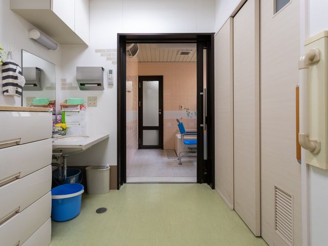 手洗いスペースのある部屋 エントランス 広々とした室内には、手洗いスペースがあり、明るい雰囲気を感じられます。
