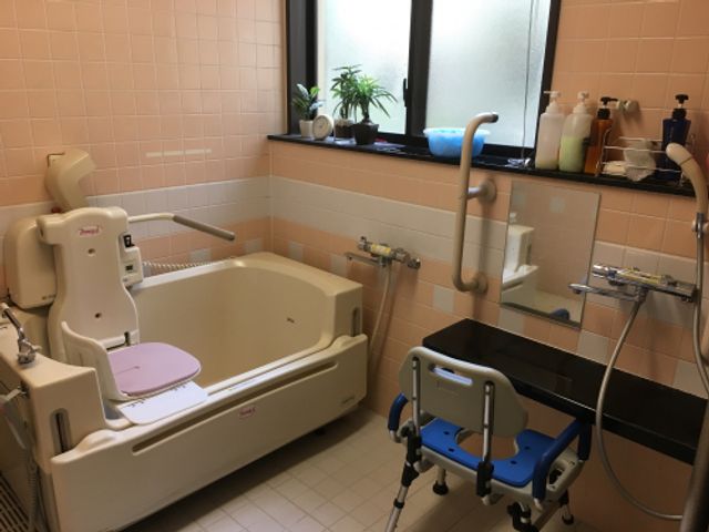 設備が整った浴室 浴室 明るい浴室は、手すりやシャワーチェアが備えられていて、安心して利用できます。