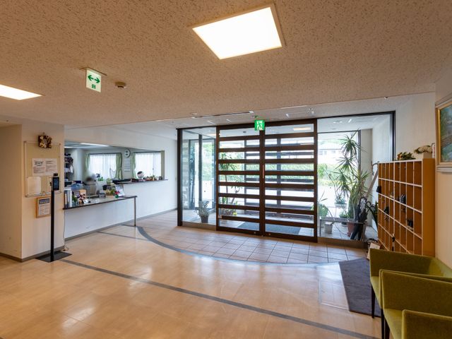 明るい入口のロビー ロビー 広々としたロビーは、自然光がたっぷり差し込んで明るい環境を提供します。おしゃれな植栽も配置されています。