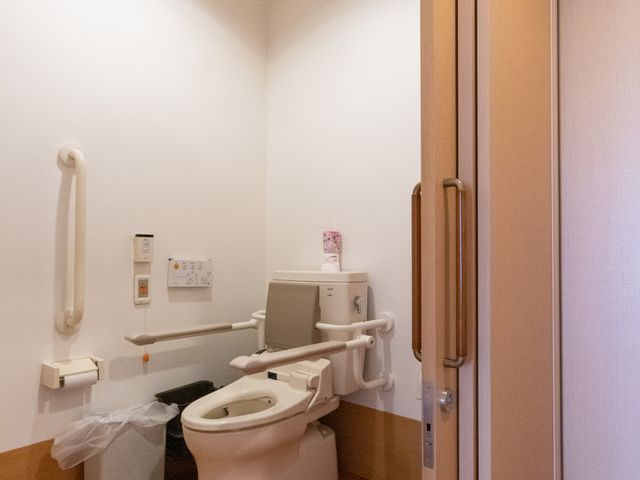 使いやすいトイレ トイレ 広々とした構造で、手すりが設置された安心設計のトイレです。使いやすさを重視しています。