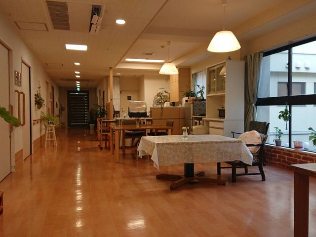 明るい共用スペース リビング 自然光がたっぷりと差し込む、広々とした共用スペースでくつろげます。