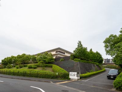 緑に囲まれた建物外観