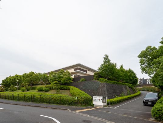 緑に囲まれた建物外観