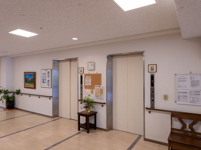 エレベーターのある廊下 廊下 明るい照明のある廊下には、エレベーターが完備されています。移動がスムーズに行える環境です。