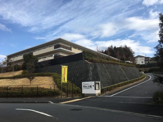 丘の上にある建物