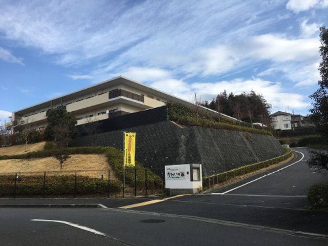 丘の上にある建物 外観 周りの自然と調和した落ち着ける環境で働くことができます。経験を活かしませんか。