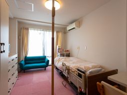 窓際の広々とした居室  