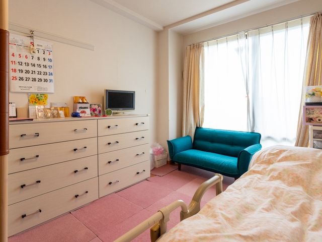 明るい居室 居室 窓から自然光が差し込む明るい空間です。シンプルな家具配置で快適に過ごせます。