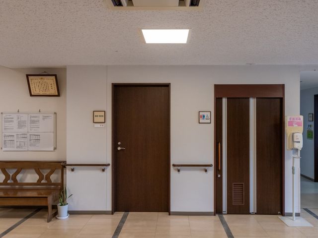広々とした廊下 廊下 快適な移動が可能な広々とした通路です。手すりも備え付けられています。
