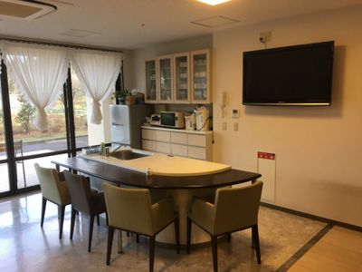自然光が差し込むダイニングルーム