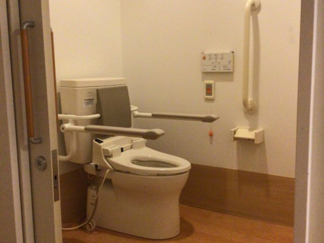 使い勝手の良いトイレ トイレ 手すりが設置されたスペースは、安心して利用できます。清潔感のある環境が整っています。